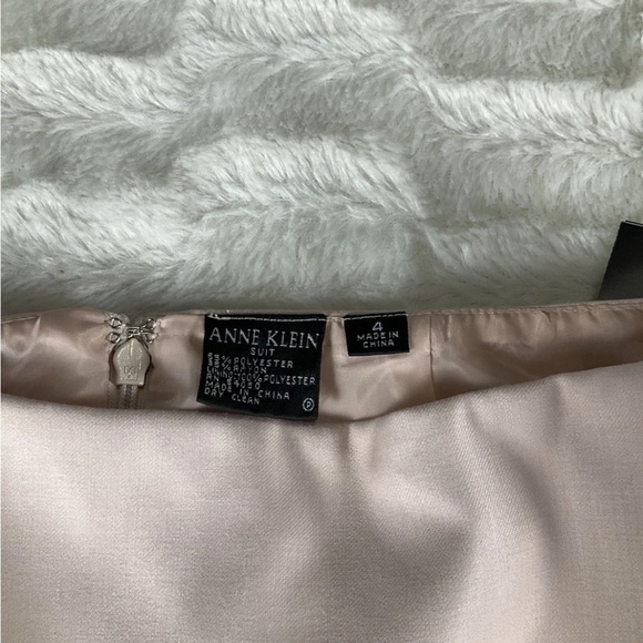 Anne Klein Women’s Size 4 Blush 2 Piece Skirt Suit Mock Pockets Business Career - Picture 7 of 15